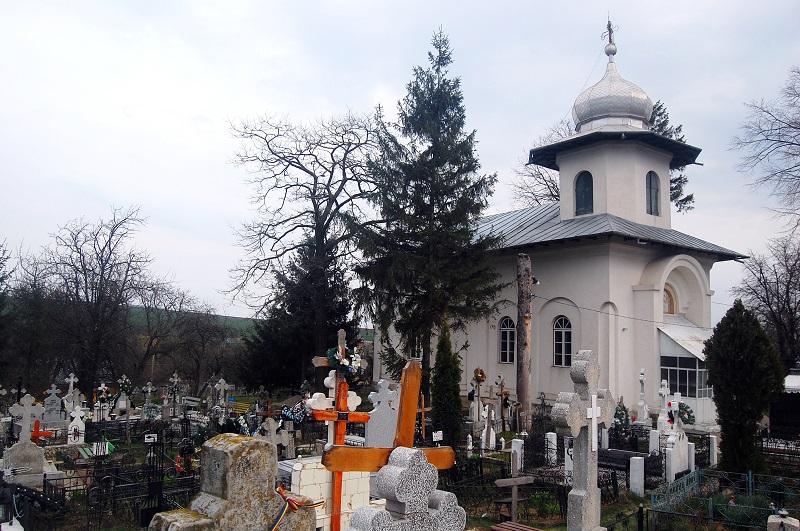 Biserica - vedere exterioară